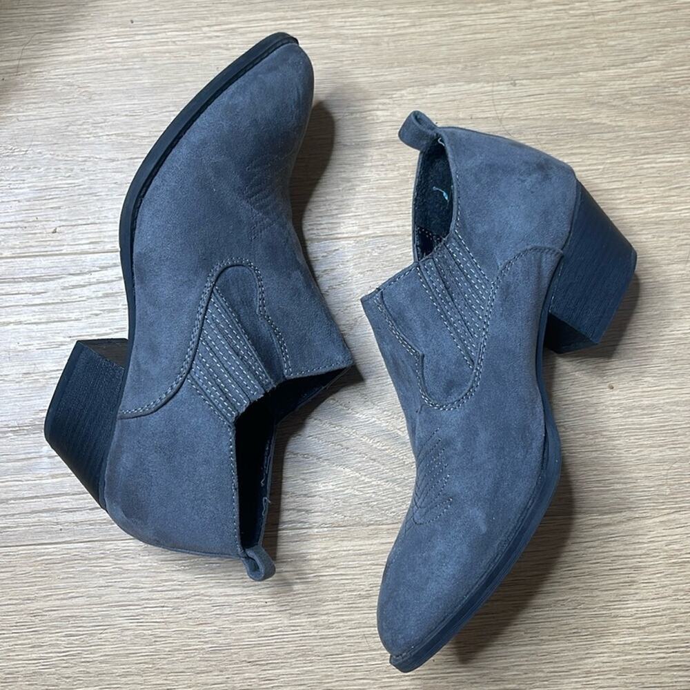 DIRTY LAUNDRY Gray Faux Suede Heeled Low Ankle Boots Size 7.5